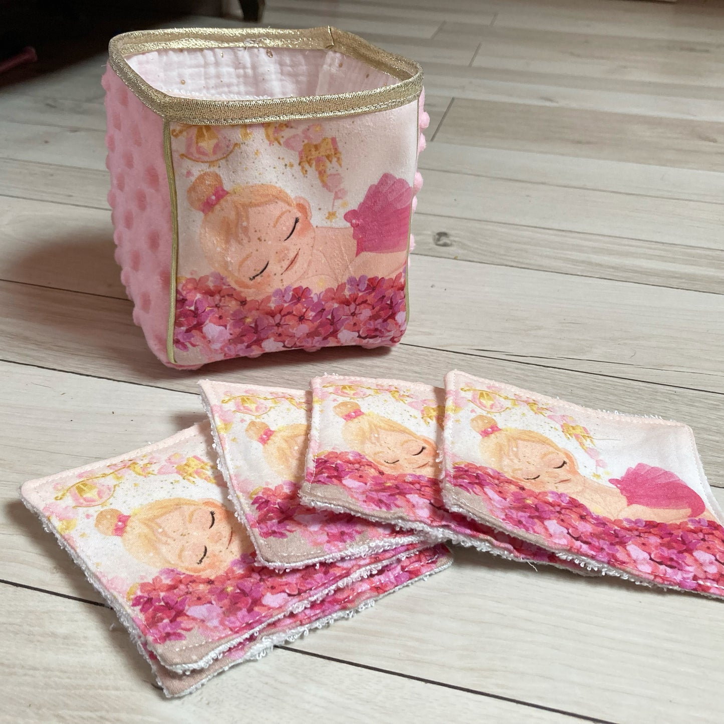 Cassoliv panneau tissu Bébé fille blonde de 12 ou 24 carrés de 12x12cm pour lingettes lavables